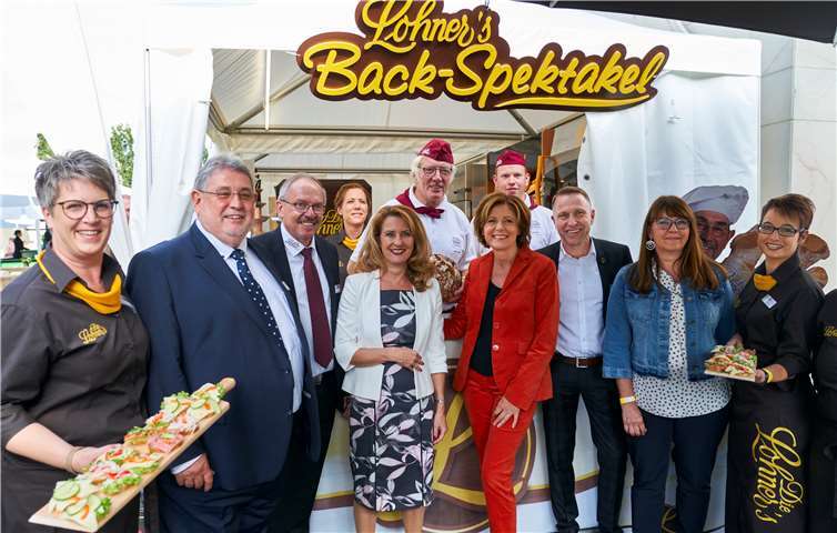Die Lohner‘s präsentierten sich in Berlin: (v.l.) A. Röscher, Verkaufsleitung, A. Lohner, Geschäftsführer, J. Lamparter, Geschäftsführer, K. Schlaf, Ausbildungsverantwortliche, Heike Raab, Staatssekretärin, A. Haupt, Bäckermeister, Malu Dreyer, Ministerpräsidentin, M. Krämer, Eventbäcker, H. Moll, Geschäfstführer, E. Lohner, Geschäftsführerin, C. Götsch, Marketingleitung.Foto: Landesvertretung Rheinland-Pfalz / Henning Schacht www.berlinpressphoto.de