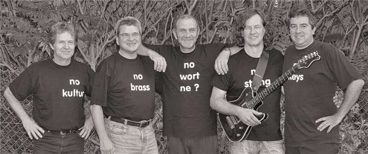 Die „Lohnschdener Zores Band“ wird am Samstagabend als Vorgruppe der „Räuber“ auf dem Salhofplatz spielen. Einer der seltenen Gigs außerhalb der närrischen Kampagne. Sie sind in der alternativen Lahnsteiner Fastnacht bei den Zores-Sitzungen ein unverzichtbarer Bestandteil, wie das Salz in der Suppe. Walter Novortne (Schlagzeug), Paul Arzheimer (Bass), Michael Nass (Keyboard), Mike Scholl (Gesang) und Gerd Stein (Gitarre) werden gut 45 Minuten spielen.privat