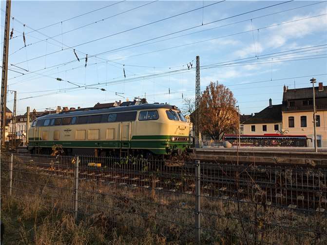 Die Lok 218 396 gehört eigentlich zur Brohtalbahn.  Foto: KS