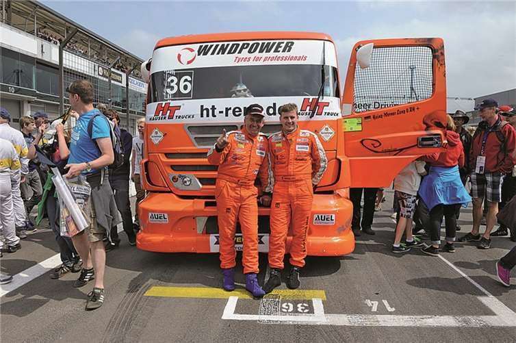 Die Lokalmatadore Heinz-Werner und Sascha Lenz aus Plaid vor dem Mercedes Race Truck von Vater Heinz-Werner Lenz.