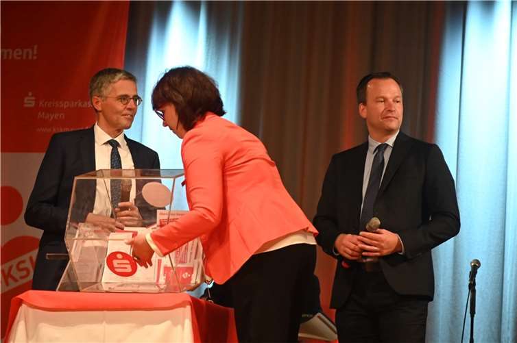 Die Losfee bei der Arbeit.