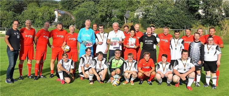 Die Lotto-Elf kürzlich beim Spiel in Gondenbrett.Das Team von Hans-Peter Briegel kickt am 4. September in Mülheim. Foto: SO-RLP