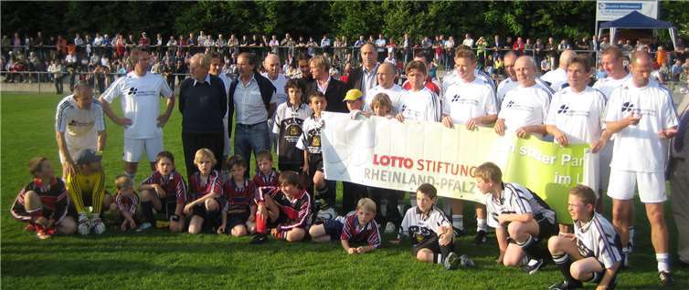 Die Lotto-Elf um die Weltmeister Horst Eckel (6.v.li.) Wolfgang Overath und Bernd Hölzenbein sowie weiterer Altstars unter der Betreuung der Trainerlegende Rudi Gutendorf (3.v.li.).Fotos: privat