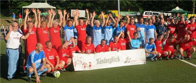Die Lotto-Elf und die Ü40- WW-Auswahl vor dem Spiel. Gemeinsam setzen sie sich ein für Kinderglück.