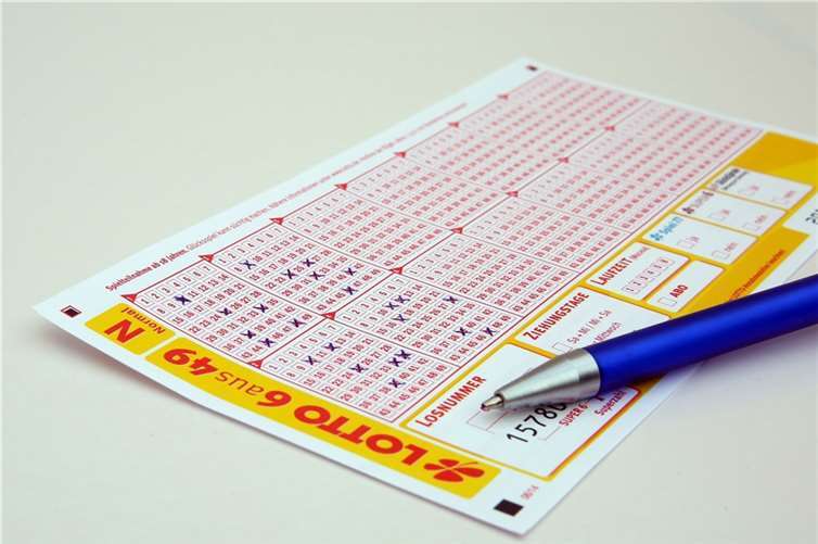 Die Lotto-Spieler-Kommune schrumpft zusehends. Die meisten beginnen erst gar nicht mit dem Tippen der sechs „Richtigen“, sondern nutzen das vielfältige Angebot, das sich im Online-Glücksspielbereich zeigt. Foto: pixabay.com © Hermann (CC0 Public Domain)