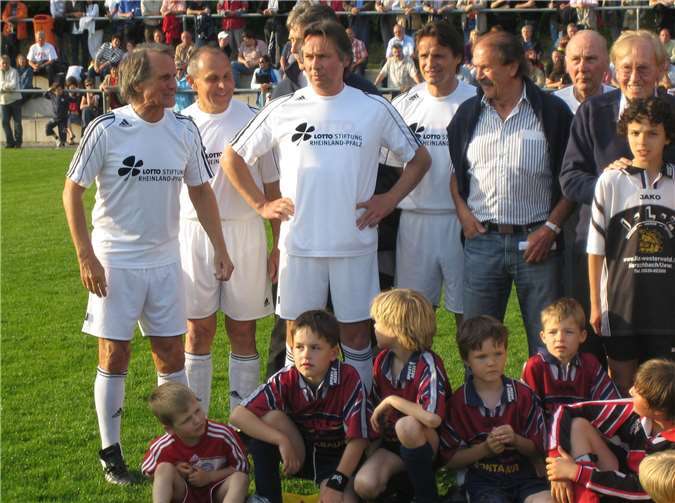 Die Lottoelf präsentiert sich dem Publikum.Fotos: privat