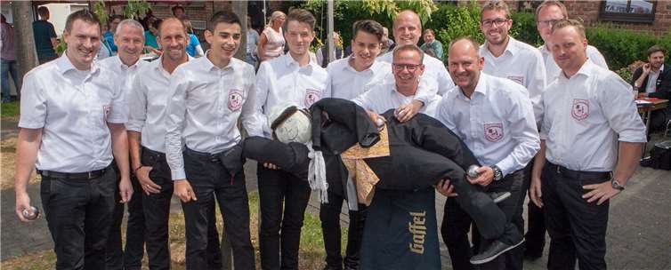 Die „Ludendorfer Junge“ um ihren Vorsitzenden Dirk Lüssem (Vierter von rechts) freuten sich gemeinsam mit dem Pajas über einen guten Zuspruch bei der Peter-und-Paul-Kirmes rund um den Dorfsaal.JOST