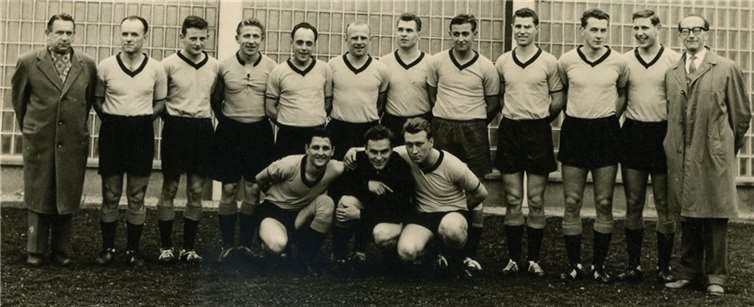 Die „Lücke-Elf“ mit Werner Lücke (Sechster von rechts) vor dem Pokalspiel gegen den FK Pirmasens im Jahr 1960.Repro -BL-