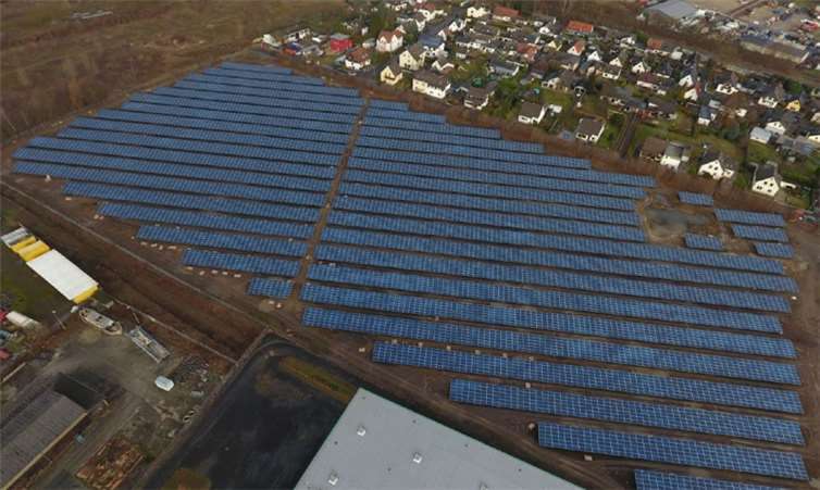 Die Luftaufnahme zeigt die Dimension des Solarparks in Block. Die Anlage wurde im Sommer errichtet und arbeitet reibungslos.Stadtwerke