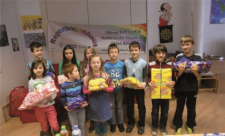 Die Luftballons der Kinder haben weite Flüge hinter sich; der Lohn sind tolle Preise.privat