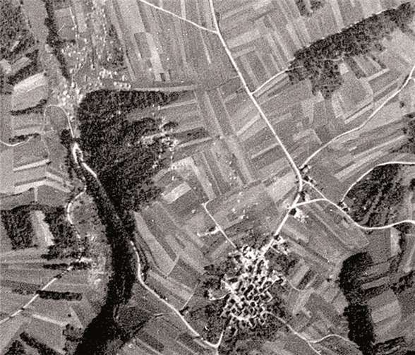 Die Luftbildaufnahme der Alliierten vom Juli 1945 dokumentiert jeden weißen Punkt als einen Bombeneinschlag (wohl über 300).privat