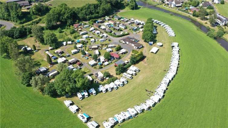 Die Luftbildaufnahme zeigt die Kulisse des Wohnmobiltreffens auf dem Roßbacher Campingplatz „Bocher Platz“. Foto: Norbert Kasper
