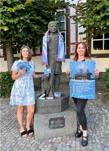 Die Lukasmarkt-Flyer und tolle Lukasmarkt-Artikel sind jetzt bei der Tourist-Info, Buchhandlung Reuffel und in den Museen erhältlich.  Fotos: Stadt Mayen