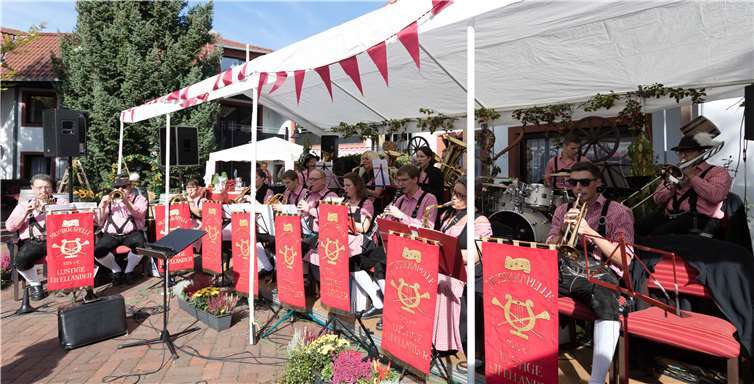 Die „Lustigen Eifelländer“ sorgten für passende Stimmung zum Start des Festes.CEW