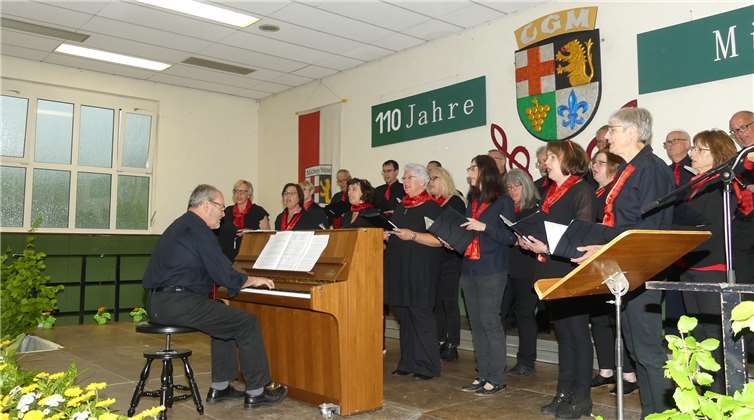Die MGV/Chorgemeinschaft Müden präsentierte zum110. Vereinsjubiläum ein großes Sängerfest in der örtlichen Bürgerhalle. Fotos: TE