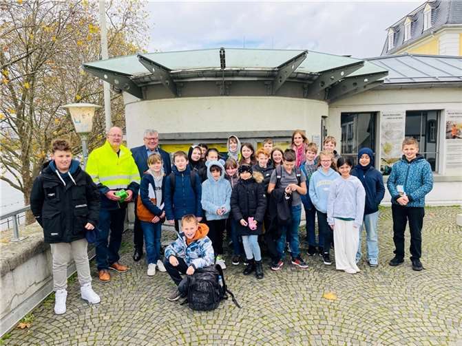 Die MINT-Preisträger bekamen die Zusammenhänge zwischen dem Klimawandel und Hochwasser- und Starkregengefahren erläutert. Foto: Kreisverwaltung Neuwied