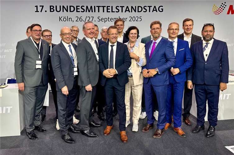 Die MIT-Delegierten des Bundeslandes Rheinland-Pfalz. Gereon Haumann, Landesvorsitzender der MIT Rheinland-Pfalz, Dritter von links vorne mit Detlef Odenkirchen, Bezirksvorsitzender Koblenz-Montabaur, Dritter von rechts vorne beim 17. Bundesmittelstandstag. Foto: privat