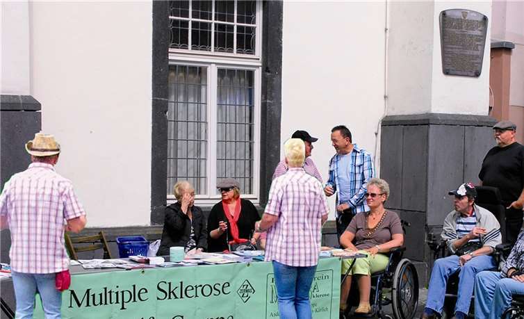 Die MS-Selbsthilfegruppe mit einem Info-Stand am Rathaus Andernach.privat
