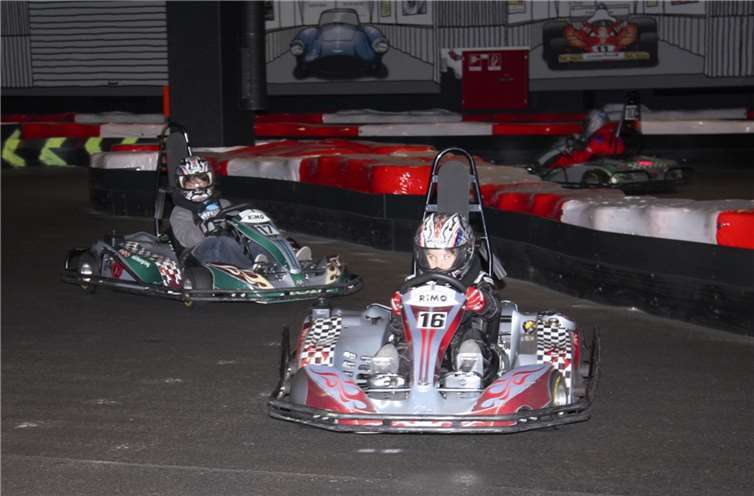 Die MSC-Jugend beim Indoor Kart-Training auf der Bahn.privat