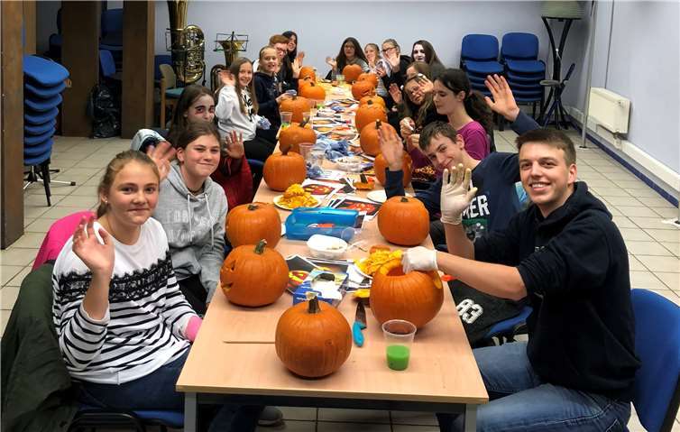 Die MVU-Jugend bei der Schnitzarbeit. Privat