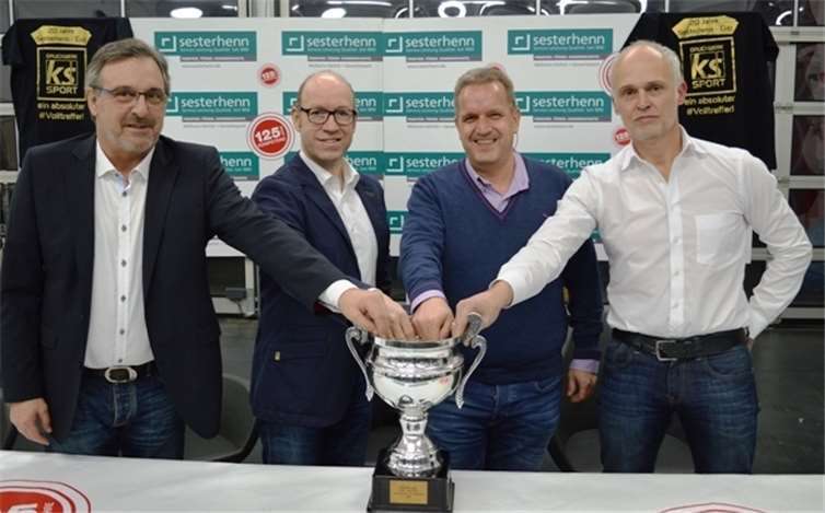 Die Macher des 20. Sesterhenn-Cups freuen sich auf das Turnierwochenende: (V.l.) Bernd Müller, Vorsitzender SG 2000, Bernd Oster von der Sparkasse Koblenz, Namensgeber Johannes Sesterhenn und Michael Kapski, Gastgeber der Auslosung. privat