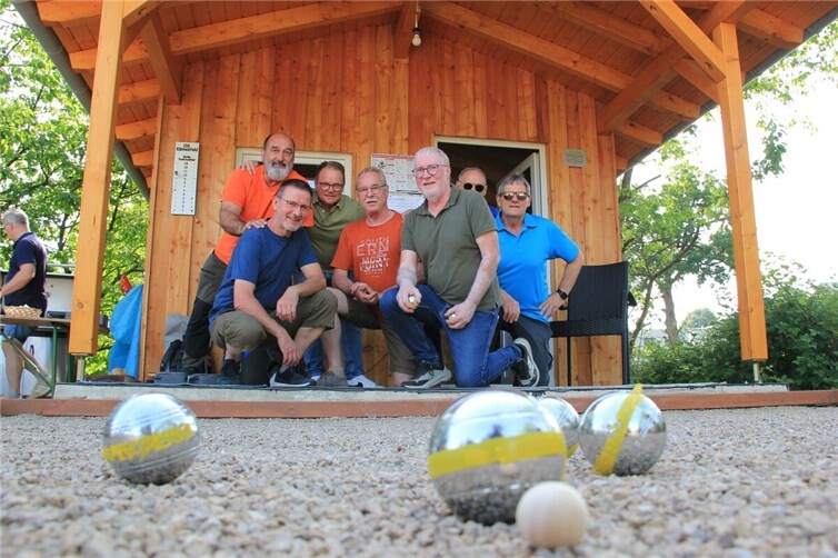 Die Macher des Vereins „Os Künnesfeld“ lassen die ersten Stahlkugeln auf dem neuen Platz am Königsfelder Bürgerhaus rollen. Rund 13000 Euro hat der Verein in das Projekt gesteckt Foto: GS