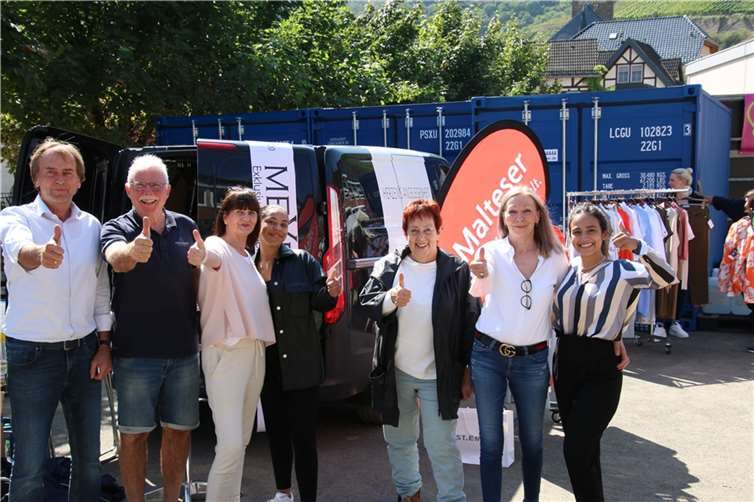 Die Macher freuen sich über die Aktion - von links nach rechts: Michael Meyer, Spender & Modeunternehmer, Alfred Sebastian, Bürgermeister Dernau, Christel Meyer, Spenderin & Modeunternehmer, Mitarbeiterin Meyer Moden, Ingried Näkel-Surges, Krisenkoordinatorin, Mitarbeiterin Meyer Moden, Mitarbeiterin Herzen´s Angelegenheiten.Fotos: Malteser Hilfsdienst e.V.