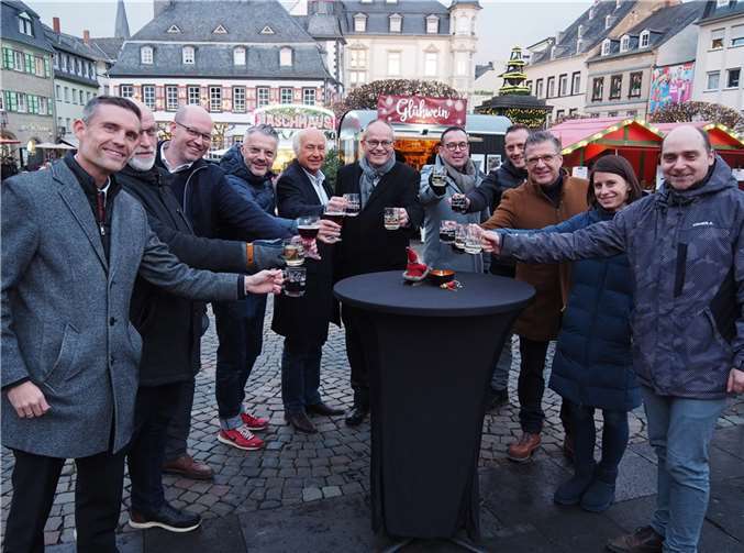 Die „Macher“ stoßen auf einen erfolgreichen Weihnachtsmarkt 2022 an.