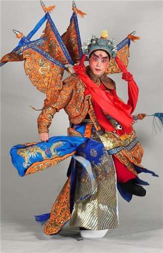 „Die Macht der Lotuslaterne“, eine chinesische Oper aus Peking zu Gast in Andernach mit deutschem Untertitel.