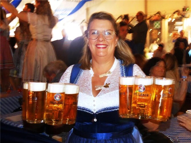 Fantasievolle Dirndl und krachlederne Beinkleider  Die Madln von der Bedienung hatten im wahrsten Sinne des Wortes alle Hände voll zu tun.