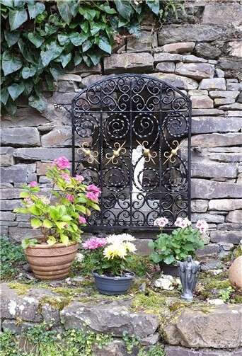 Die Madonna in der Nische der Bruchsteinmauer am Mühlenplatz.  Foto: Helmut Siebertz