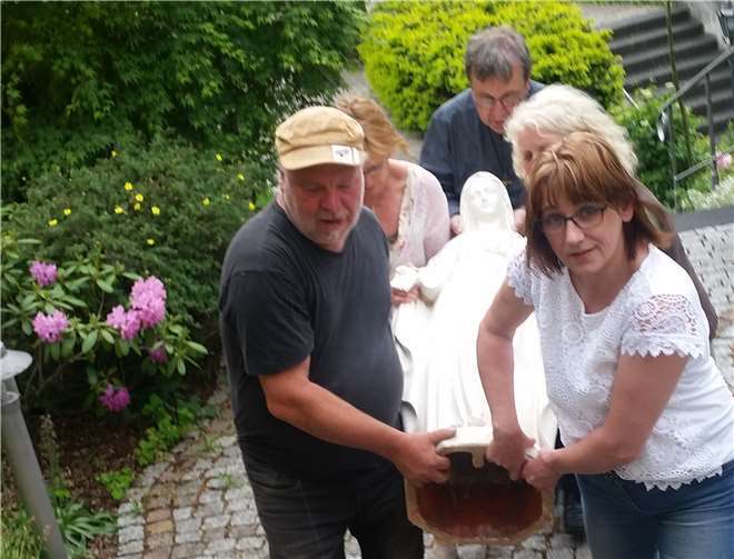 Die Madonna wird wieder an ihren Platz gebracht. Foto: privat