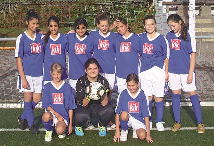 Die Mädchen-Mannschaft der Erich-Kästner RS plus stieg aus Treppchen. privat