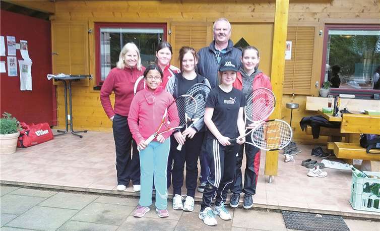 Die Mädchen U15 (v.l.n.r.) Isolde Lux (Betreuer) Michel-Dayana Eich, Kaja Beck, Vanessa-Michele Manz, Detlef Eich (Betreuer), Vanessa Weller und Ayleen Herder. privat