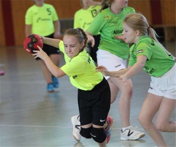 Die Mädchen aus dem Maifeld kämpften um jeden Ball.  Privat