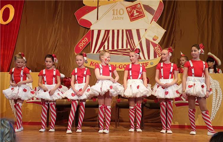 Die Mädchen begeisterten in ihren Herz-Kostümen das Publikum. Von links: Jana, Neyla, Karla, Amelie, Lotta, Paula und Selvete. Es fehlt Lisa. Foto: privat