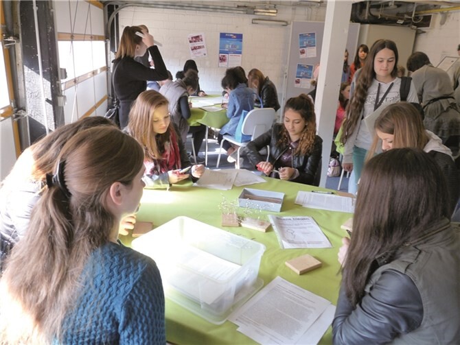 Die Mädchen beim Erproben ihrer handwerklichen Fähigkeiten beim Berufsparcours.privat