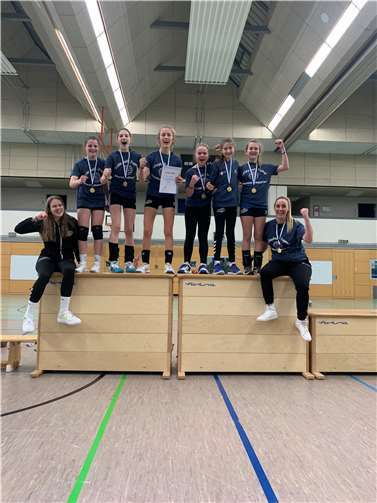 Die Mädchen boten den Zuschauern ein spannendes Spiel, gewannen mit 2:1 und wurden Rheinlandmeister. Quellen: VC Eintracht Mendig