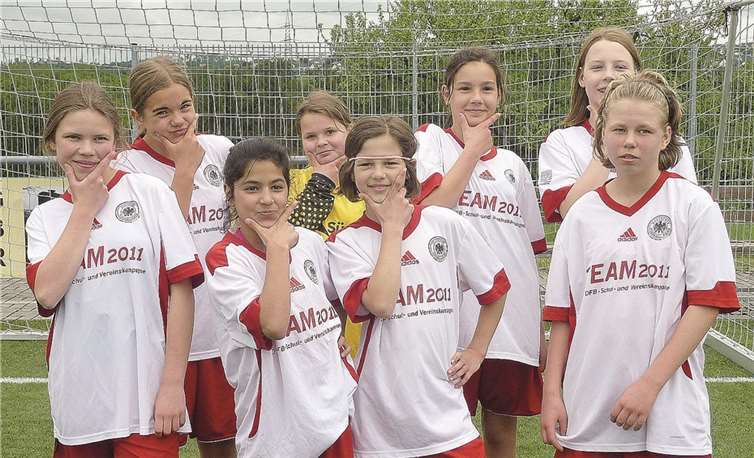 Die Mädchen der Carmen-Sylva-Realschule plus freuen sich über die Vize-Bezirksmeisterschaft. privat