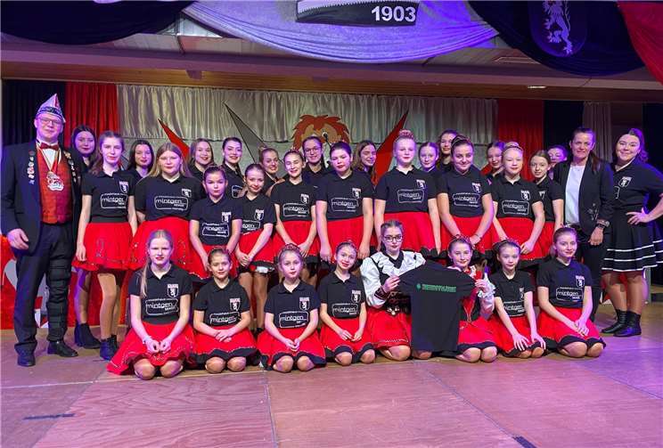 Die Mädchen der Karnevalsgesellschaft-Obermendig-Garde in ihren neuen Polo-Shirts. Foto: privat