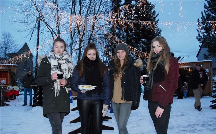 Die Mädchen der Karnevalstanzgarde „Cometen“ verkauften Crepesund Glühwein auf dem Großmaischeider Plätzchenmarkt.Die verschneite Landschaft und die vielen Lichterketten auf dem Platzvor der Kirche verliehen der Veranstaltung eine anheimelnde Atmosphäre.