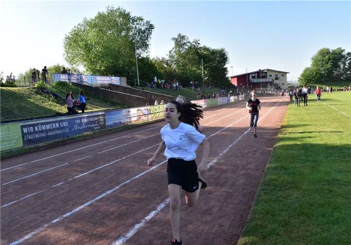 Die Mädchen der Klasse 7 liefen den 800-Meter-Lauf gleich zweimal.