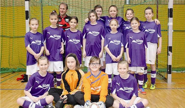 Die Mädchen der TUS Kettig präsentierten stolz ihre neuen Trikots.privat