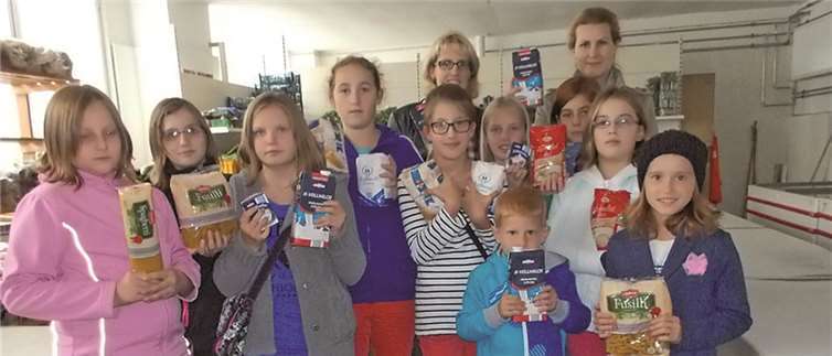 Die Mädchen der katholischen Mädchen-Jugendgruppe St.Cyriakus Mendig beschäftigten sich mit dem Thema Armut und Umgang mit Lebensmitteln. Bei ihrem Besuch der Mayener Tafel’ spendeten sie einen Geldbetrag und haltbare Lebensmittel. privat