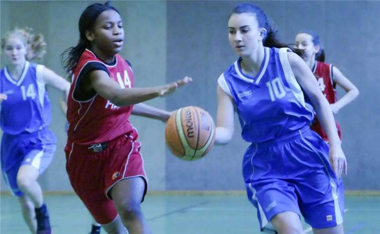 Die Mädchen des TV Arzbach zeigten ein gutes Passspiel mit starker Verteidigung.