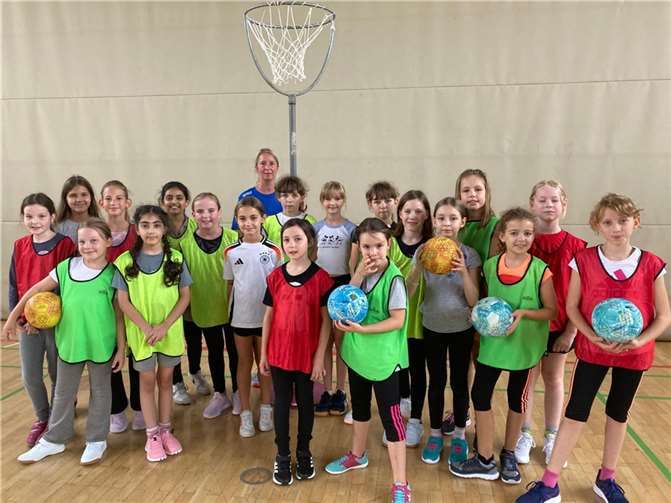 Die Mädchen durften ihr Können beim Werfen und Spielen unter Beweis stellen.  Quelle: TV Kärlich