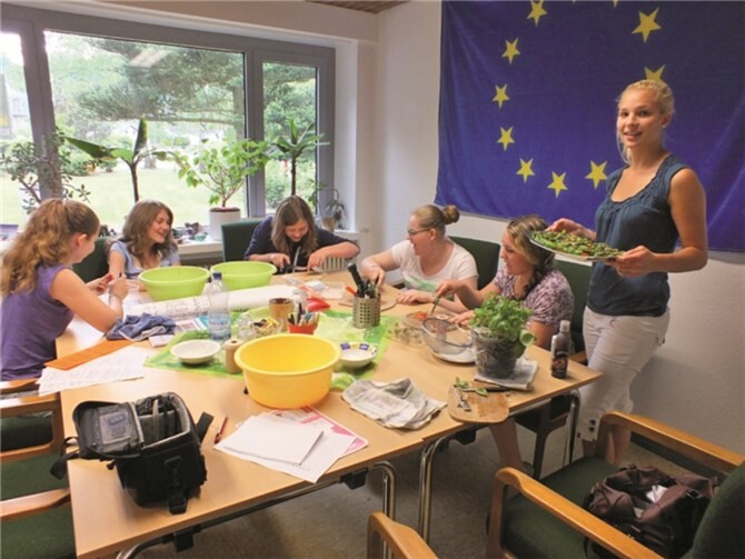 Die Mädchen haben viel Spaß beim Kochen. privat
