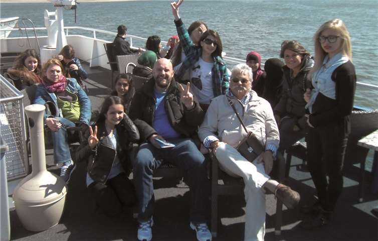 Die Mädchen hatten bei der Schifffahrt auf dem Rhein viel Freude.  Stadt Meckenheim