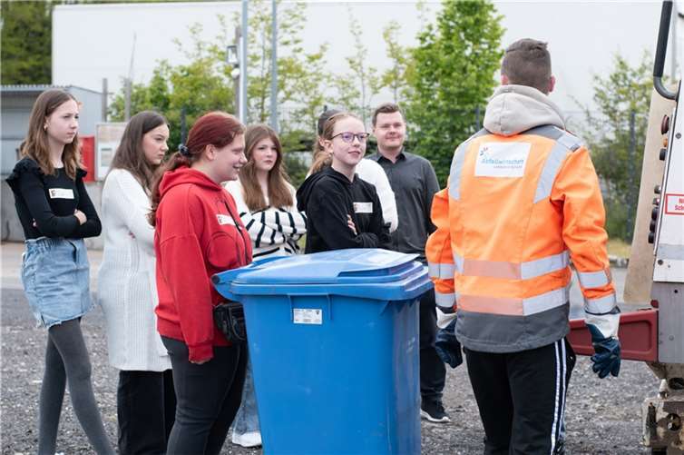 Die Mädchen konnten das tägliche Handwerk einer Müllwerkerin einmal selbst miterleben und alle Fragen zum Thema stellen.