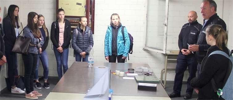 Die Mädchen konnten selbst Teile des Ausbildungsweges zur Polizeivollzugsbeamtin in der Bundespolizei erleben. Bundespolizeiaus- und fortbildungszentrum